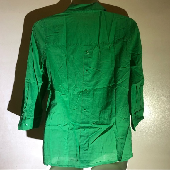 The limited kelly green buttondown 3/4 sleeve top - Picture 2 of 8